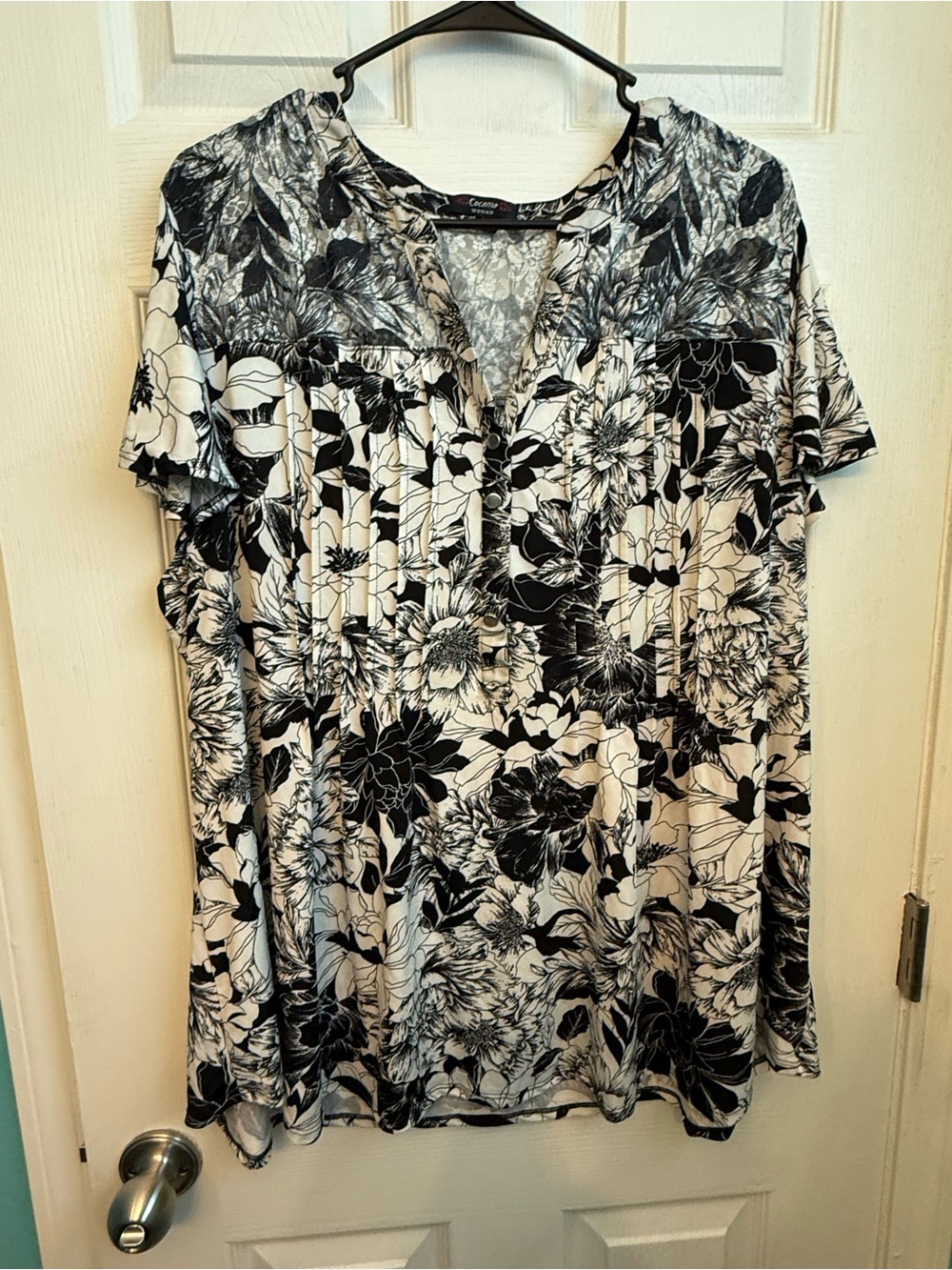 Black & White Floral Short Sleeve V-Neck Top